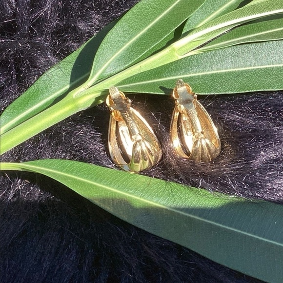 Vintage Trifari Blue Enamel & GoldTone Clip On Earrings - Picture 2 of 7